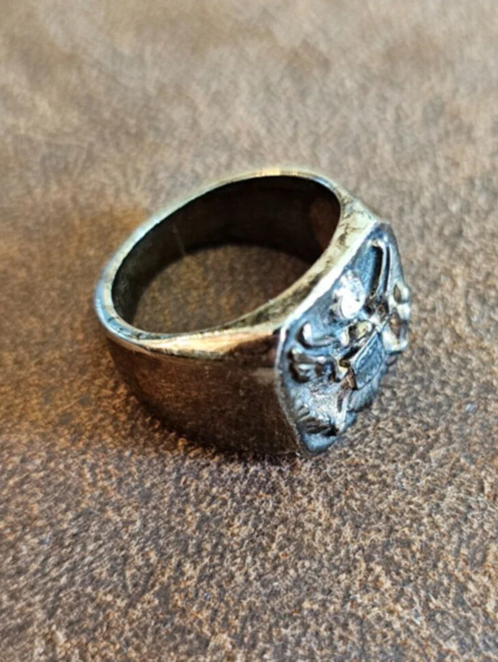Vintage Mens Sz 8.5 military or heritage coat of arms Signet Ring